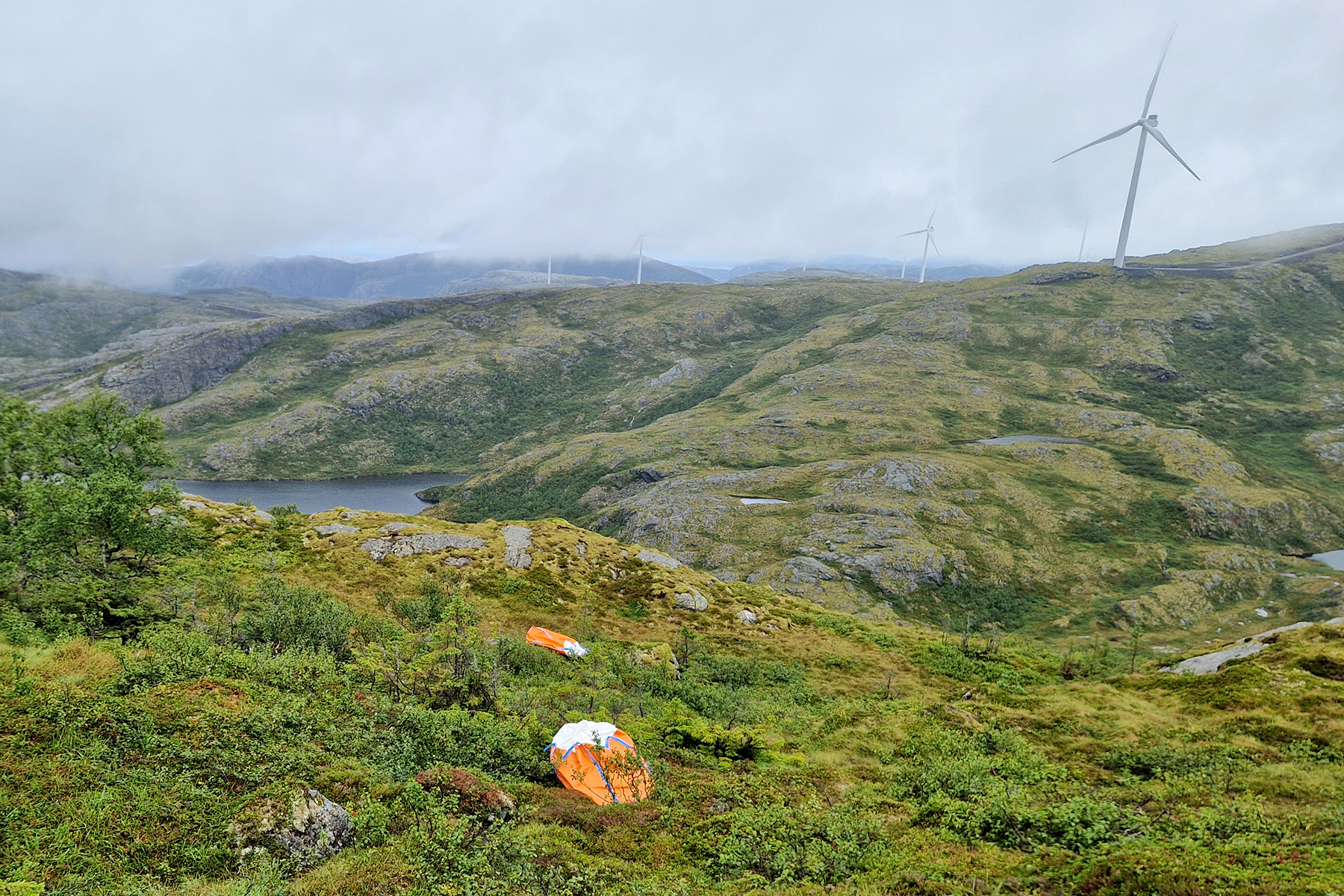 Avfall er samlet i sekker som senere blir transportert ut av området med helikopter. (Foto: Aneo)
