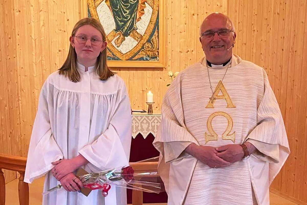 Angelina Isabell Kargaltseva Halbostad var konfirmant i Statland kirke, og fungerende sokneprest Paul Skuland ledet gudstjenesten. (Foto: Privat)