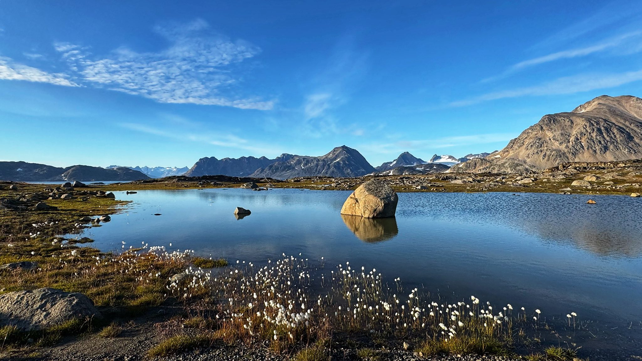Slik ser det ut ved Kulusuk, nært flyplassen Anja Dietze lander på for å komme seg til Tinit. Foto: Privat.