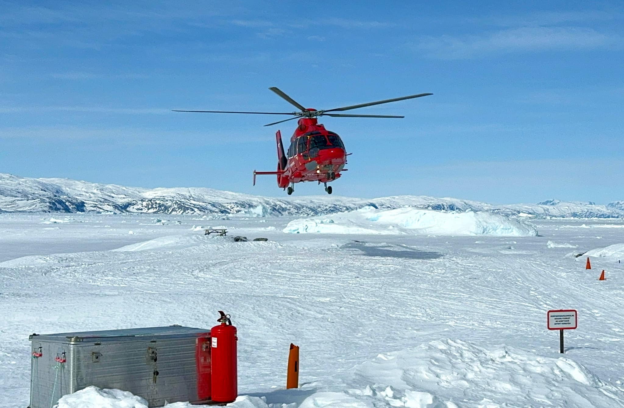 Iblant er det enklest å ta helikopter for å komme seg rundt. Foto: Privat.