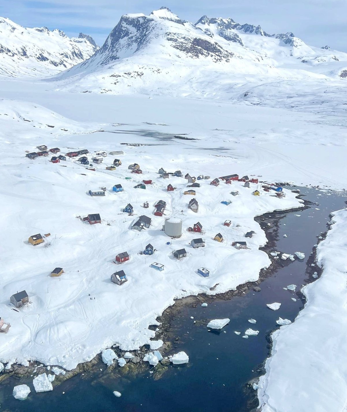 Slik ser Tinit ut fra helikopter. Foto: Privat.