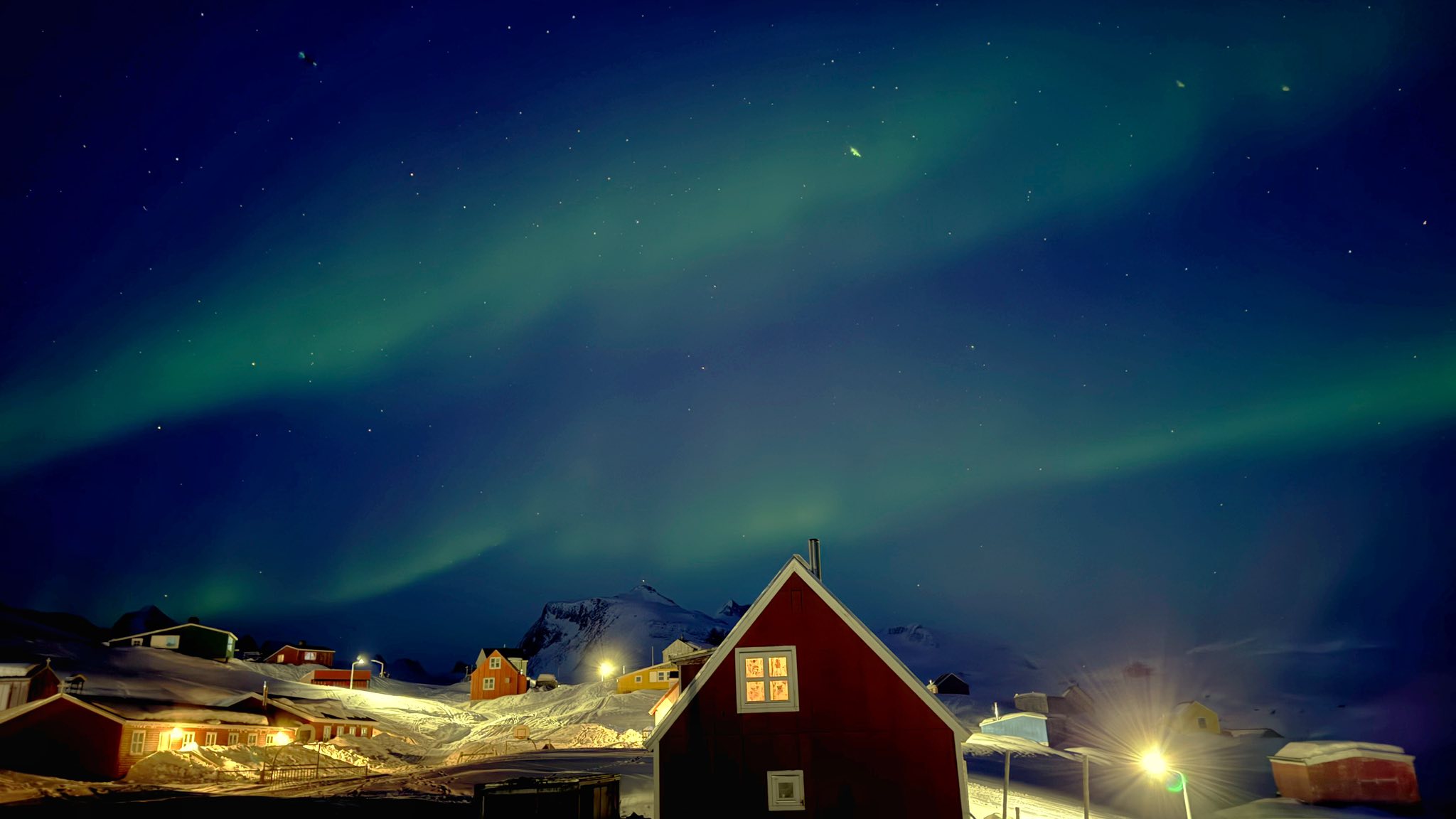 Det er ofte nordlys fra stuevinduet på Tinit. Foto: Privat.