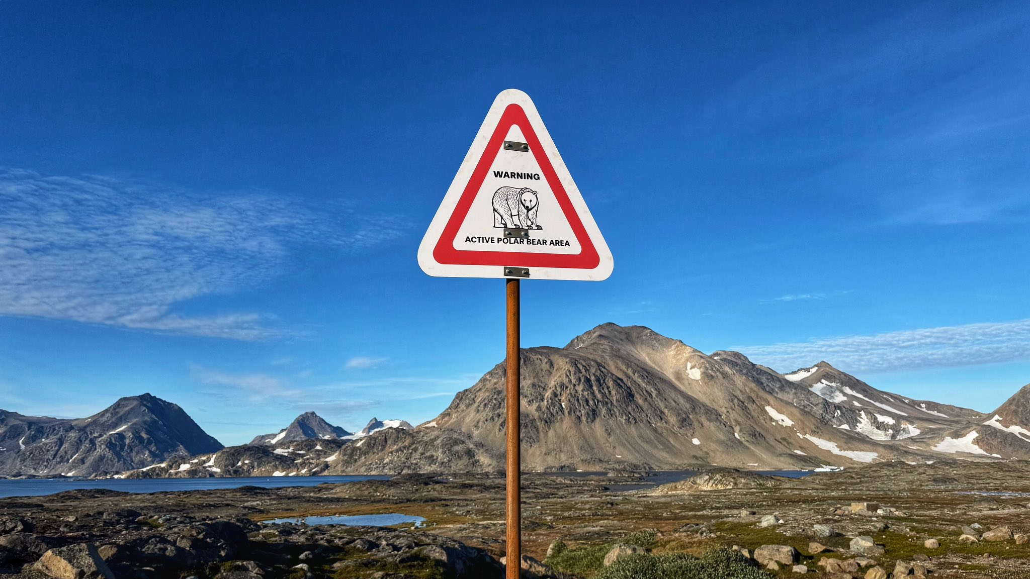 Ved Kulusuk flyplass advares det mot isbjørn. Foto: Privat.