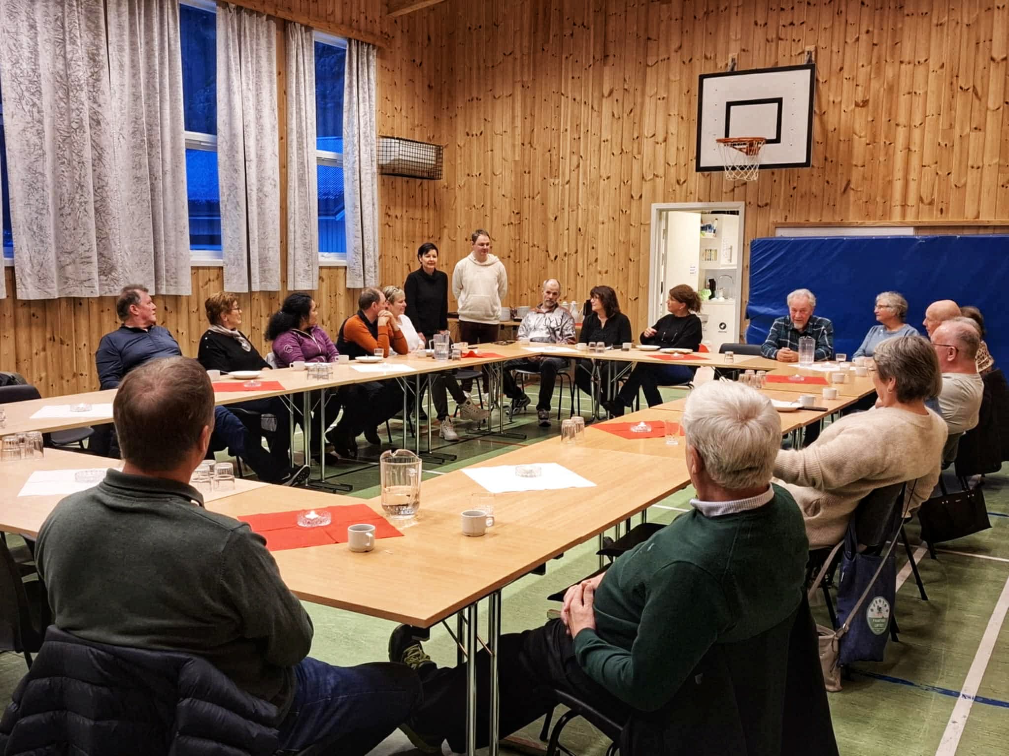 Mange møtte opp til Anjas "avskjeds-kaffemik" den 30. november på Utvorda. Foto: Privat.