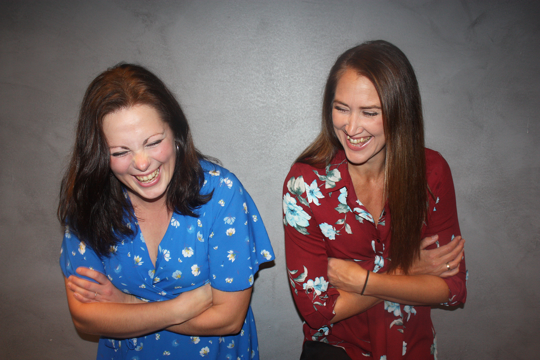 - N&aring; er det kjempeviktig at folk kommer seg ut for &aring; flire i lag, sier Anna Josefine Kval&oslash;s&aelig;ter (til venstre) og Terese Moe Dahle, som skal gj&oslash;re sitt for &aring; f&aring; folk i godt hum&oslash;r med showet &laquo;At det va?&raquo; (Foto: Victoria Iverin Moe)