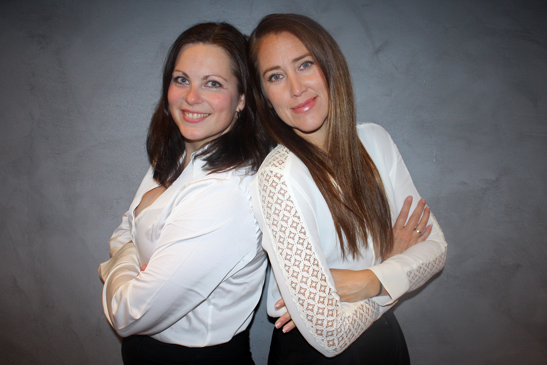 Anna Josefine Kval&oslash;s&aelig;ter (til venstre) og Terese Moe Dahle har funnet opp et nytt hybrid-show, der de stiller med humor og sj&oslash;lironi - og med m&aring;l om &aring; f&aring; folk til &aring; sl&aring; opp latterd&oslash;ra. (Foto: Victoria Iverin Moe)