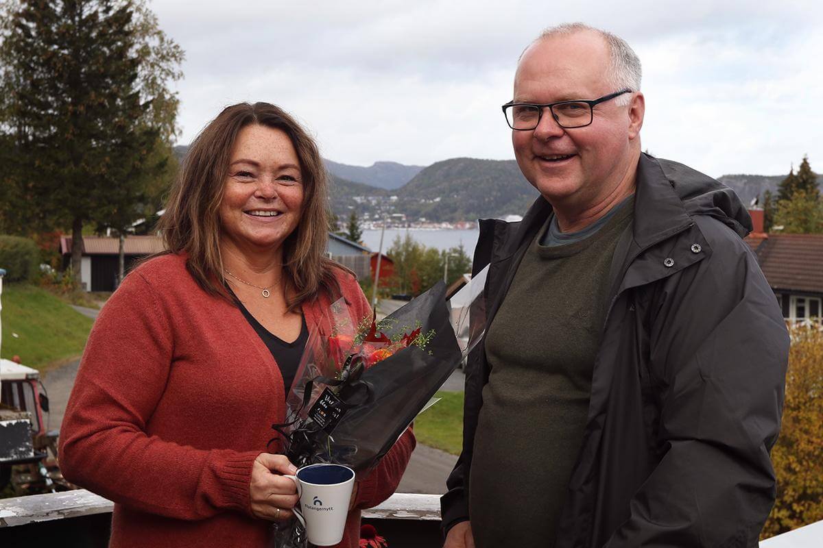 Redaktør Ove Magne Ribsskog overrakte blomster og Flatangernytt-kopp til Anne Lise Aakvik - abonnent nummer 700 - på Spillum tirsdag.