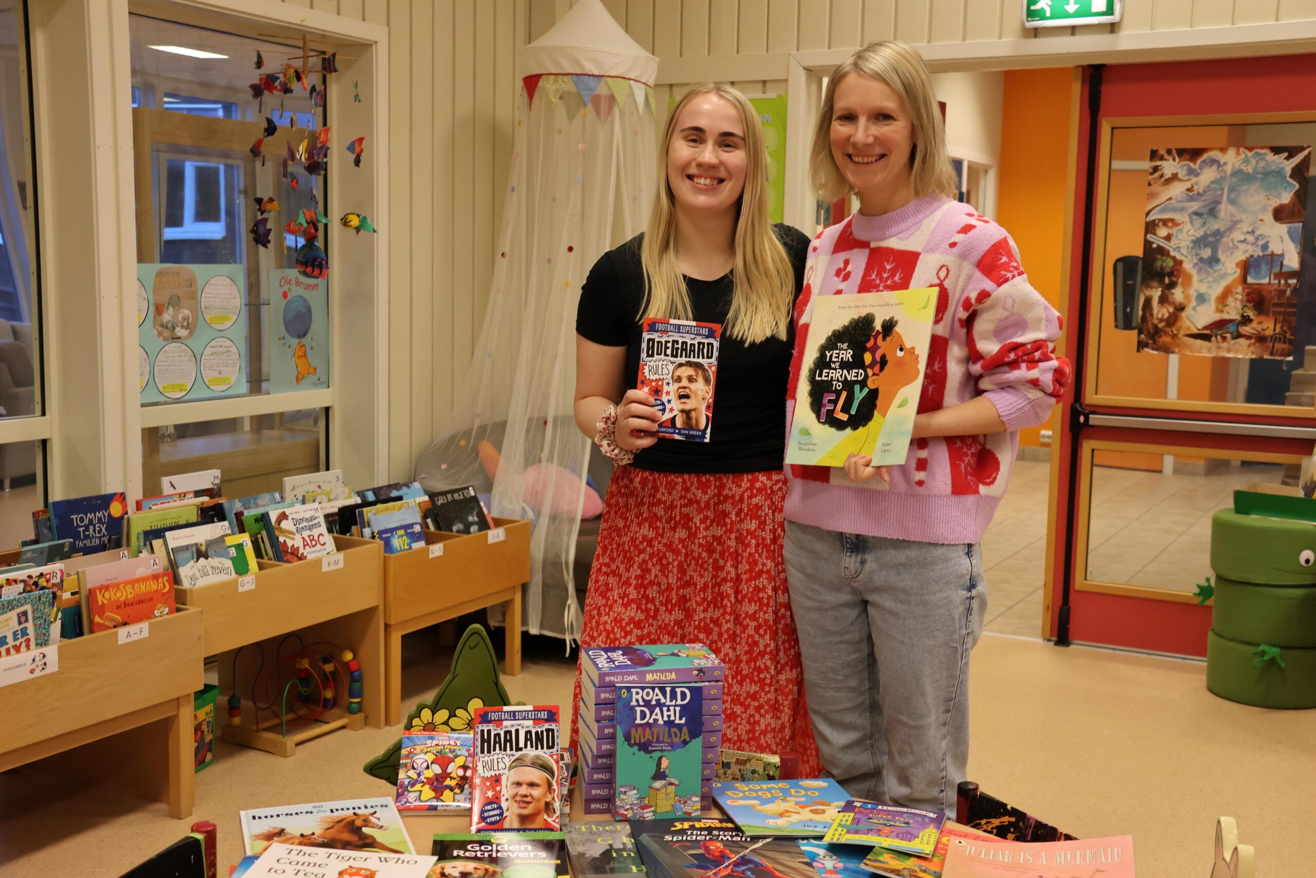 Et helt bord med nye barnebøker- på engelsk. (Foto: Turid Kjendlie)