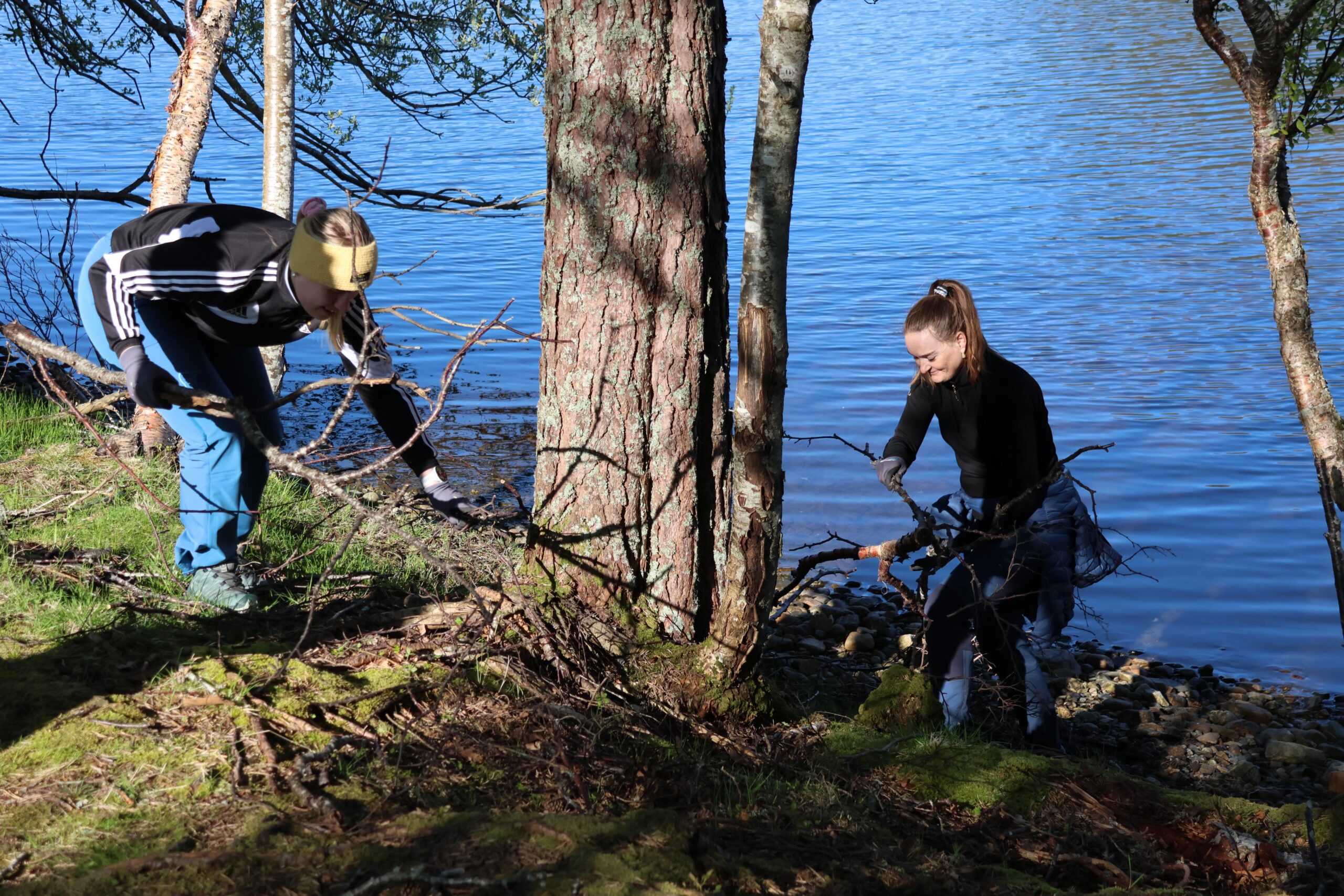 Anniken Isaksen og Annette Waldersl&oslash;ff ryddar kvist. 