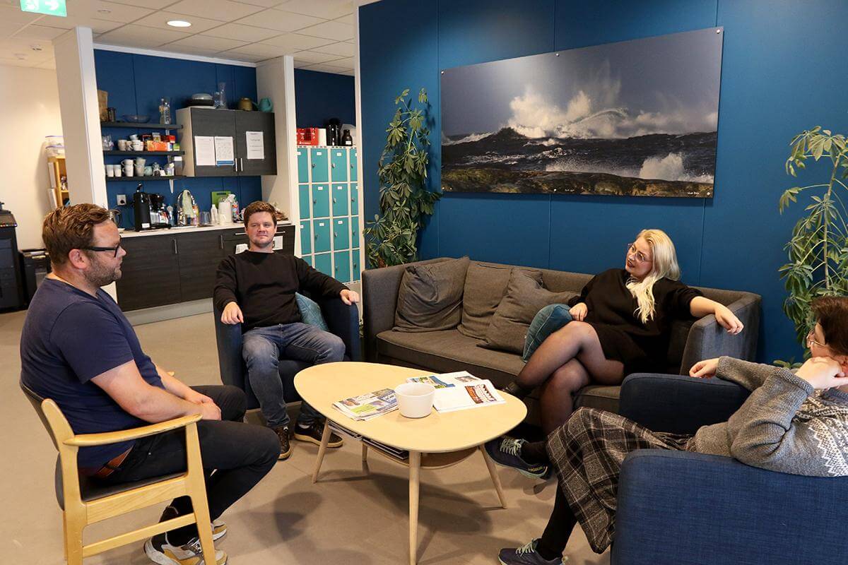 Aqua Kompetanse er en av arbeidsplassene med h&oslash;yest utdanningsniv&aring; i Flatanger. Godt arbeidsmilj&oslash; og stort fagmilj&oslash; er to av fordelene, mener fra venstre: Morten Bitnes, Vidar Str&oslash;m, Anja Jensen Hervik og Julie Mynors.