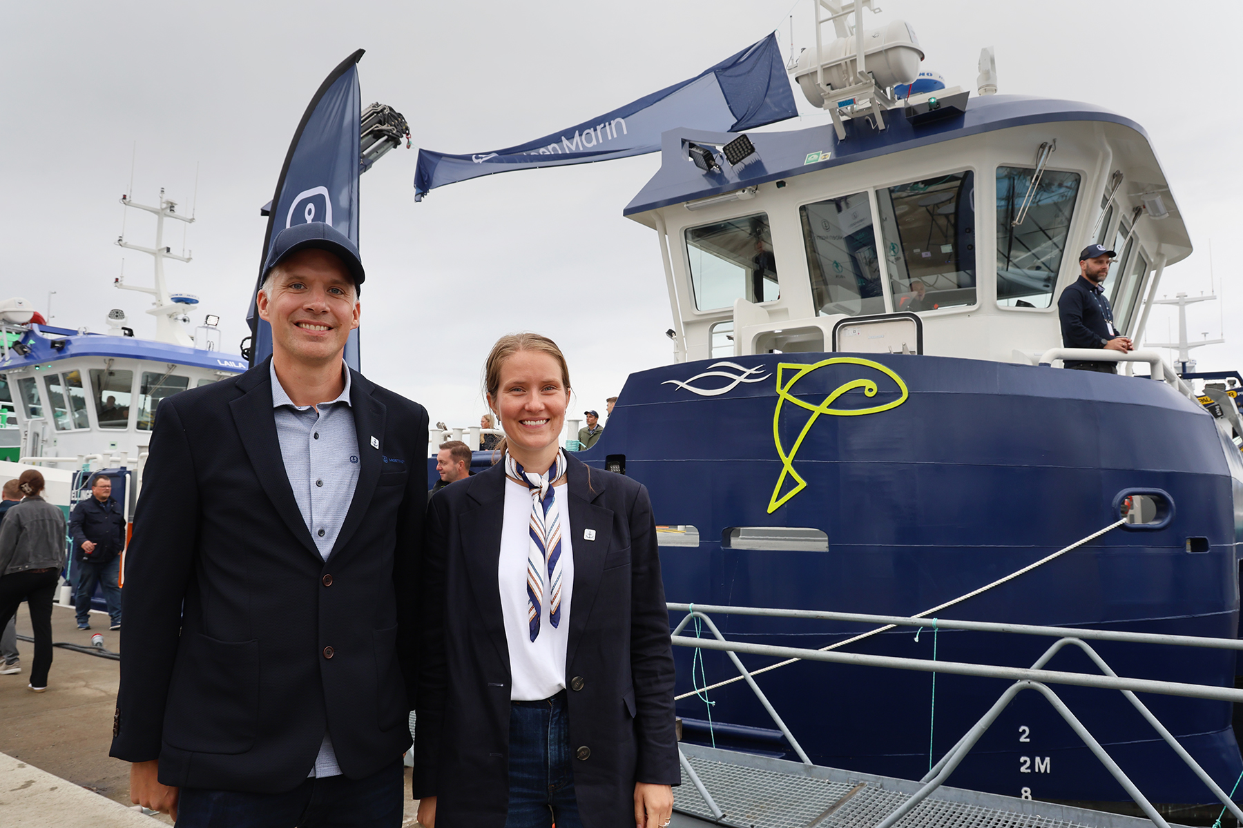 Magnus Sylte og Thia Simonsen i Moen Marin foran nybåten til Bjørøya, som skal leveres fredag.
