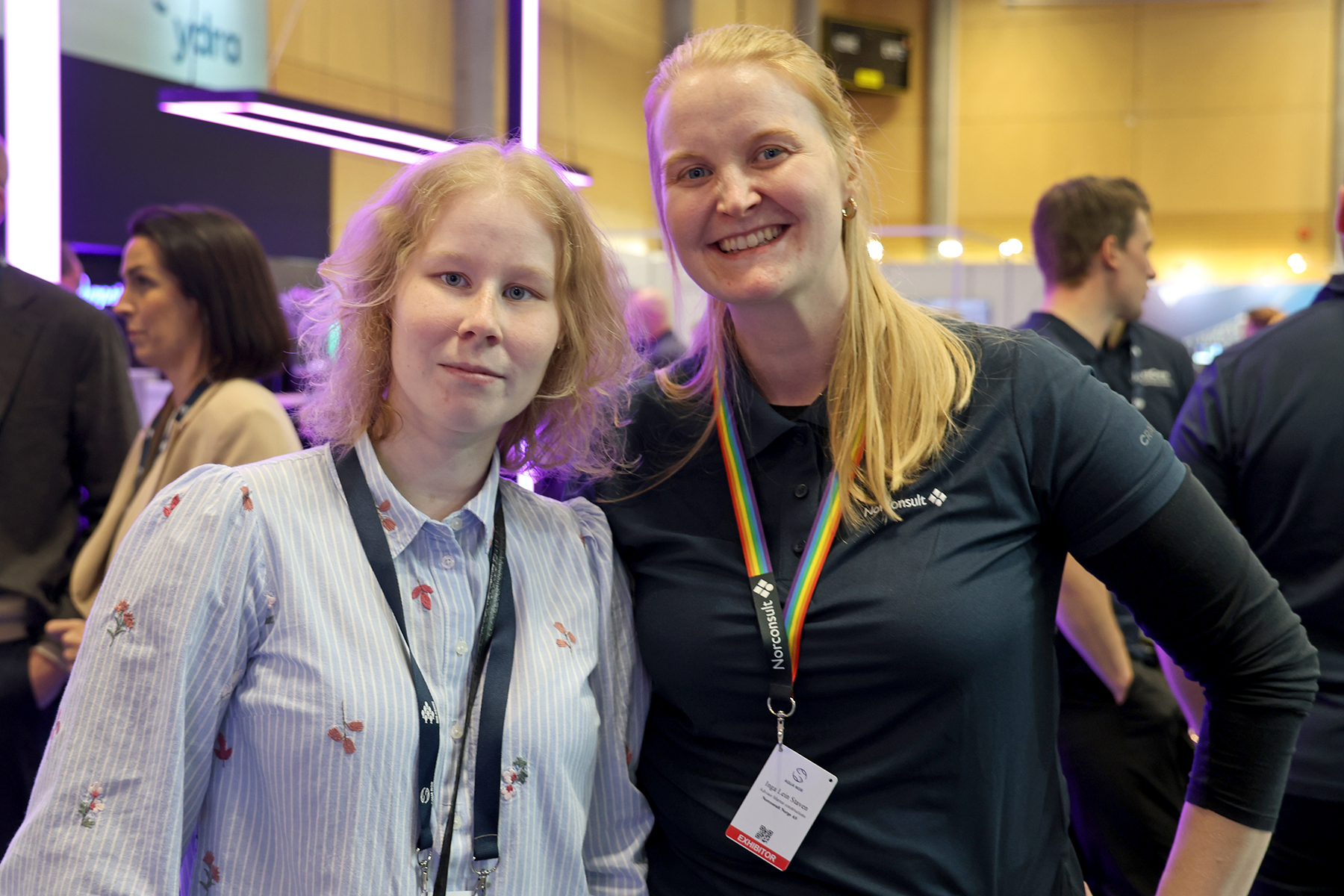 Embla Torsvik Olsen (til venstre) fra Tromsø og Inga Lein Staven fra Vik studerte i lag, men jobber nå i to konkurrerende konsulentfirma. Begge står på stand på Aqua Nor.