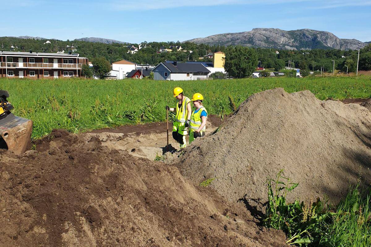 Arkeologene fant spor etter svært tidlig bosetting på Lauvsnes under undersøkelsene der kunstgressbanen er planlagt. (Foto: Håvard Angen Haarstadstrand)
