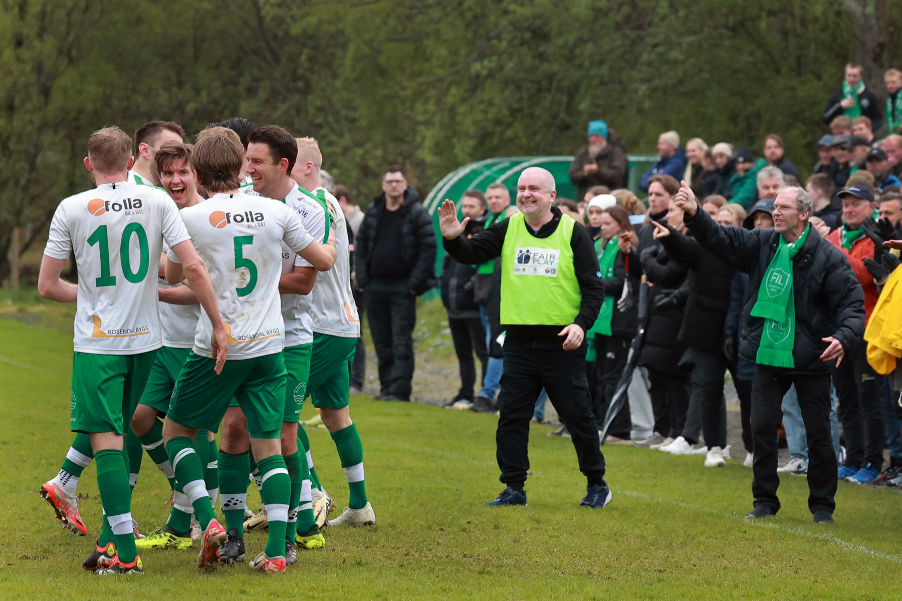 Arne Lindseth (til h&oslash;yre) var en ivrig Flatanger-supporter, og han var til stede p&aring; alle hjemmekampene, s&aring; ogs&aring; her da Flatanger slo Namsos 16. mai. 