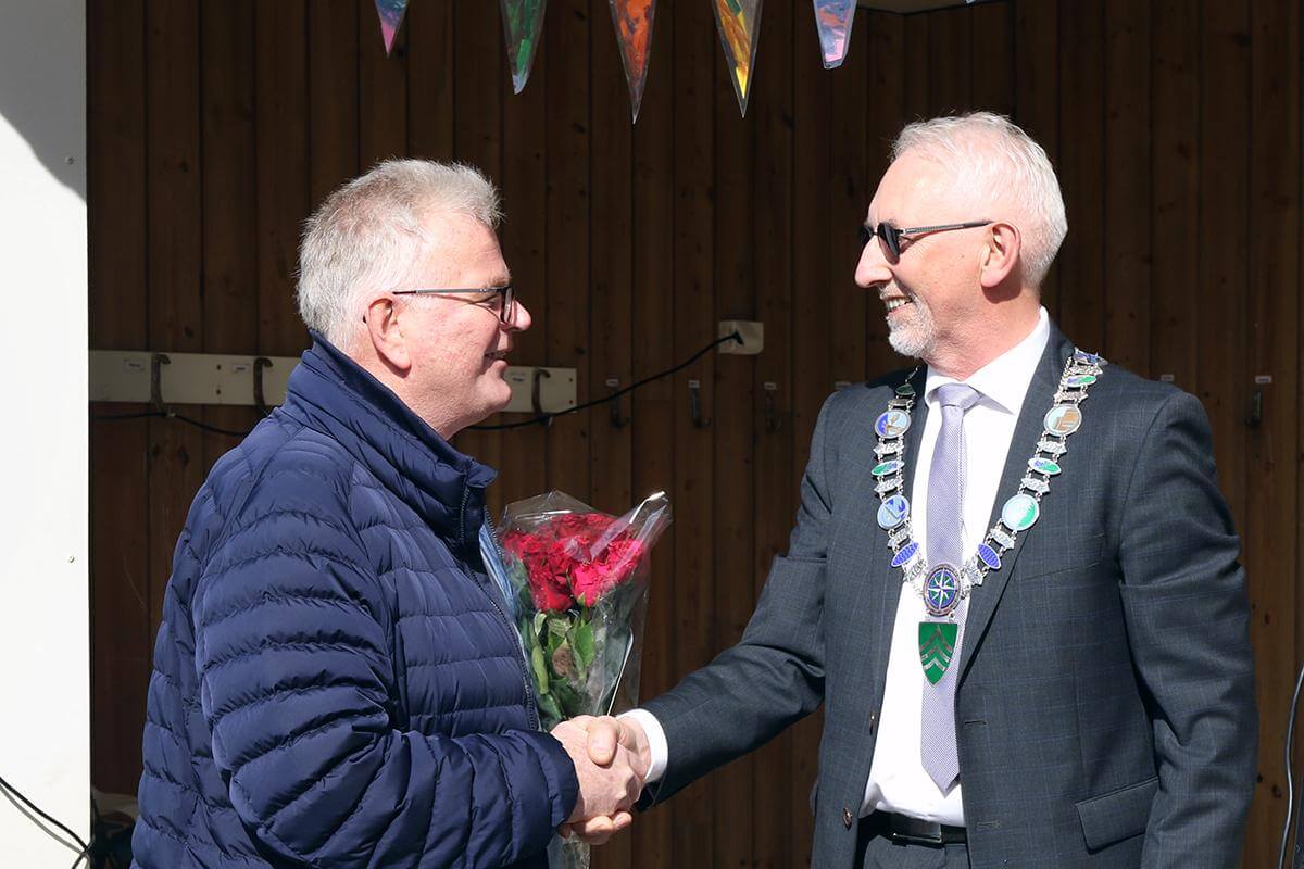 Under &aring;pninga av nye Vangan barnehage, fikk Arne Skorstad blomster av ordf&oslash;rer Olav J&oslash;rgen Bj&oslash;rk&aring;s som takk for innsatsen som leder i byggekomiteen.