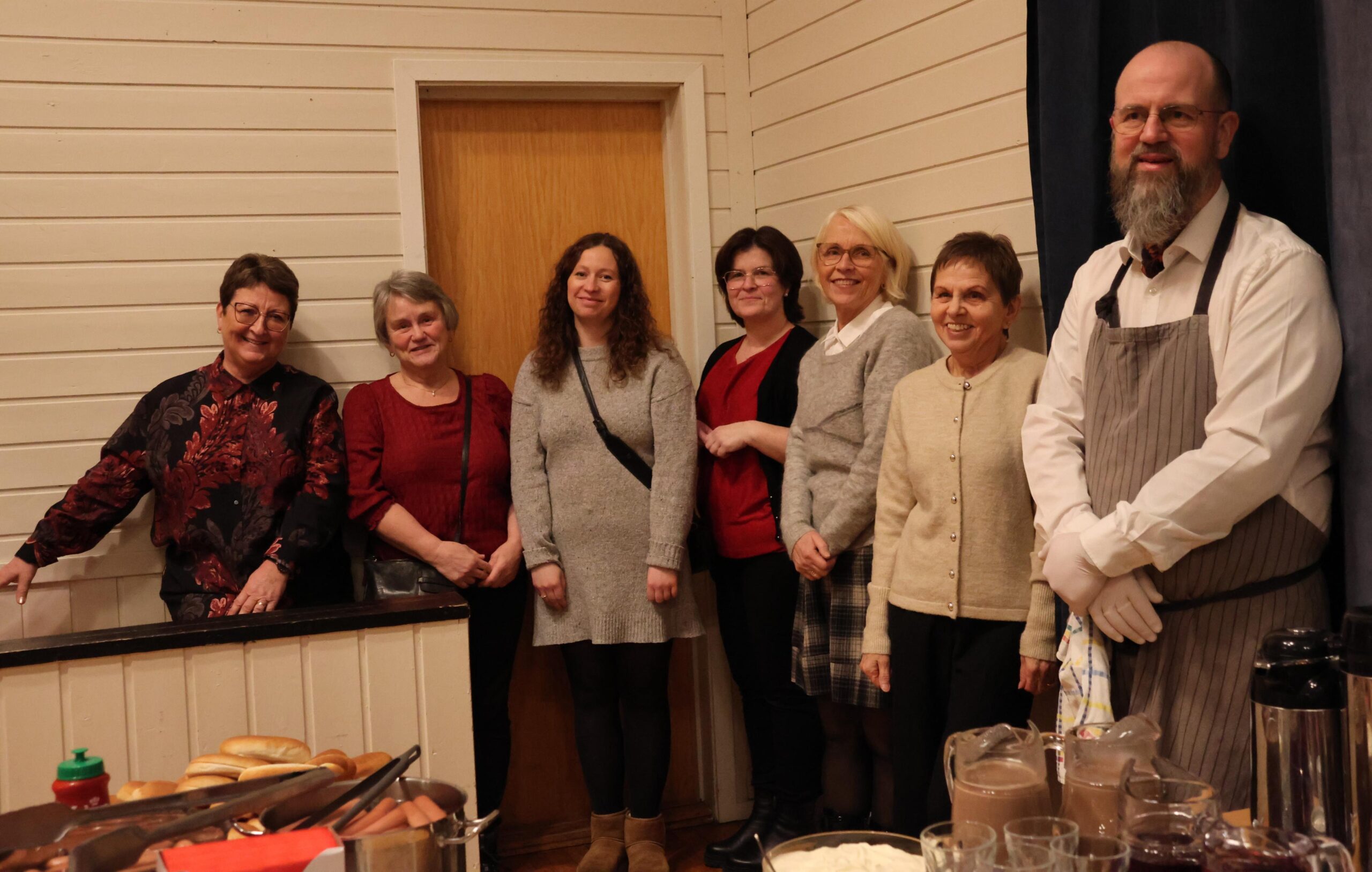Menighetsrådet var arrangører og godt fornøyde med frammøtet. F.v. Ery June Jørgensen, Gunn Ida Magnussen, Siri Sørum Ovesen, Gry Hanssen, Ruth Hagerup, Brit Sætran Kristiansen og Roy Hjalmar Einvik.