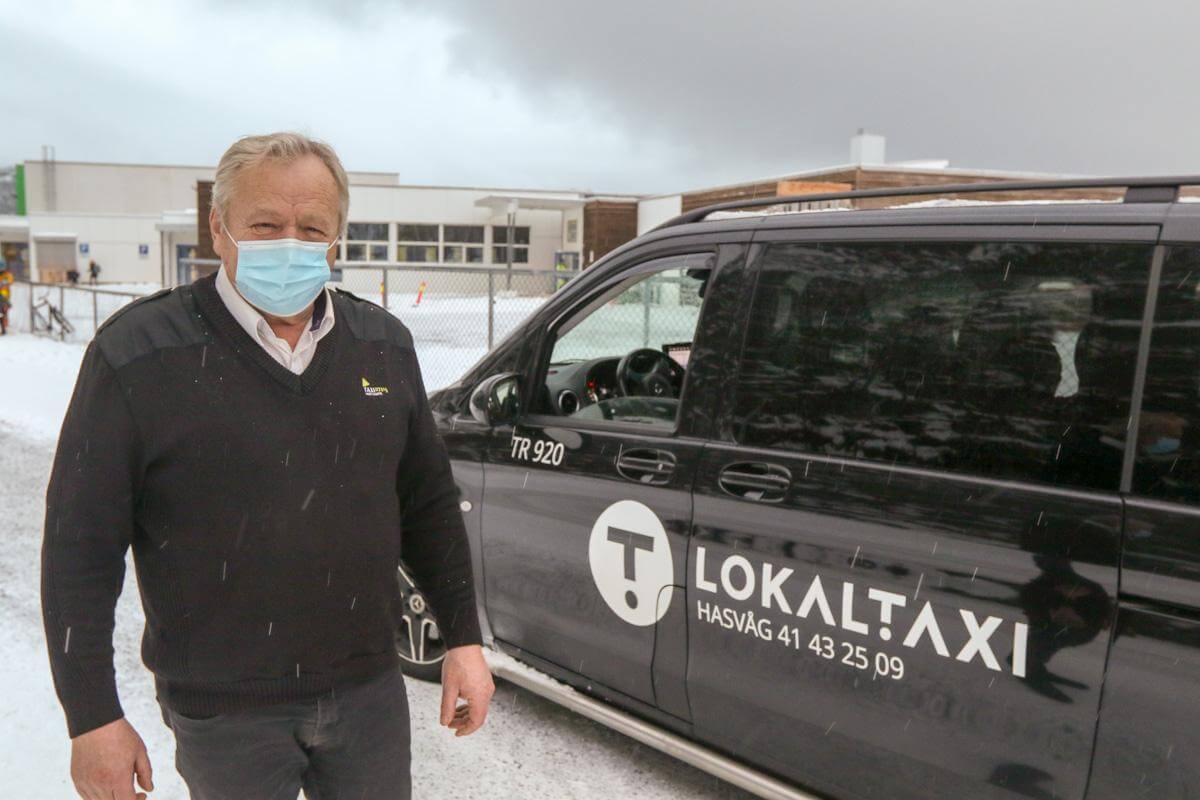 Arvid Nilsen kjører skolerute for Hasvåg taxi, og han trives med jobben.