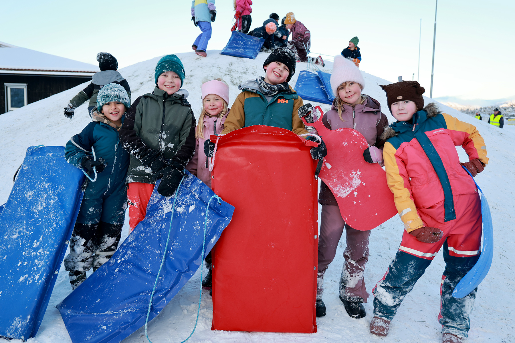 De koste seg med uteskole, fra venstre: Hamza, Helmer, Marie, Philip, Melissa og Nora.
