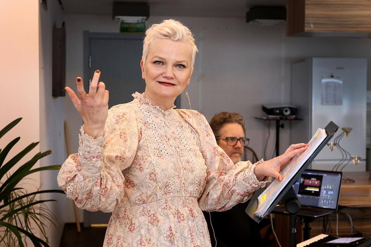 Astri Hansen Juvik har et dikt om hender, og hva vi kan lese i dem.