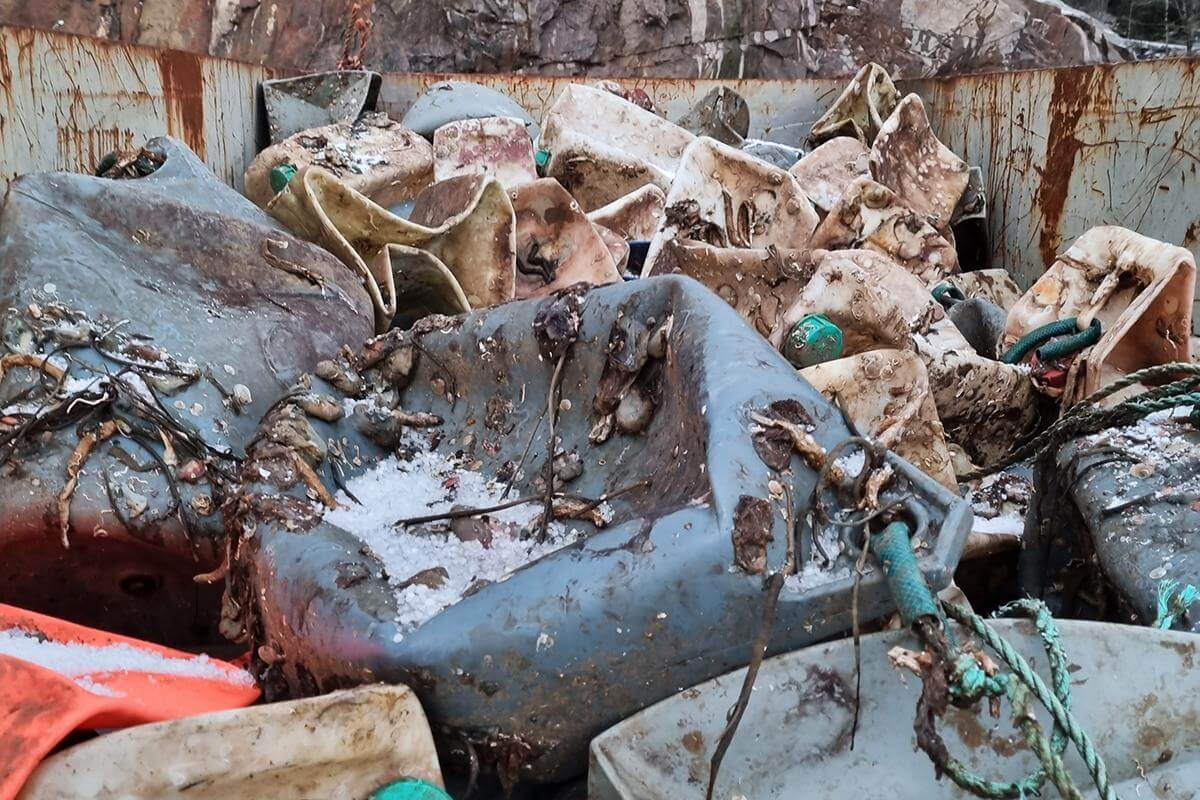 130 kubikk avfall blir nå tatt opp av sjøen, blant annet mange flytekagger som imploderer når de trekkes ned på dypet. (Foto: Pål Hågensen)