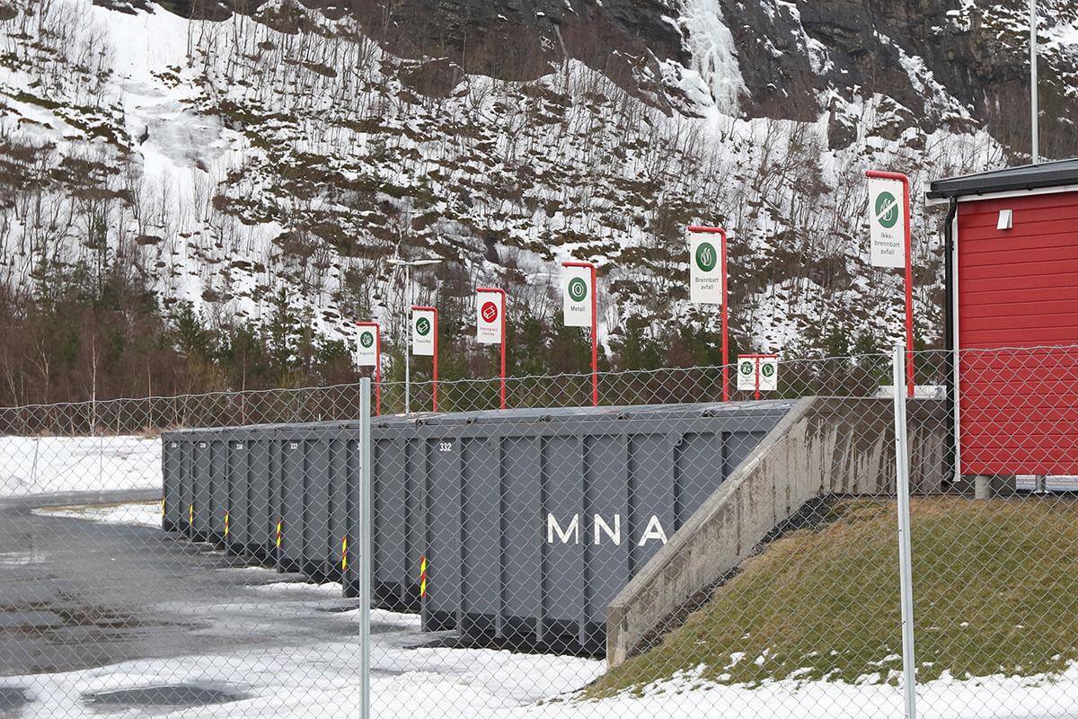 &Aring; kaste avfall i de store konteinerne kan v&aelig;re farlig i sterk vind, og derfor ble plassen stengt tirsdag.