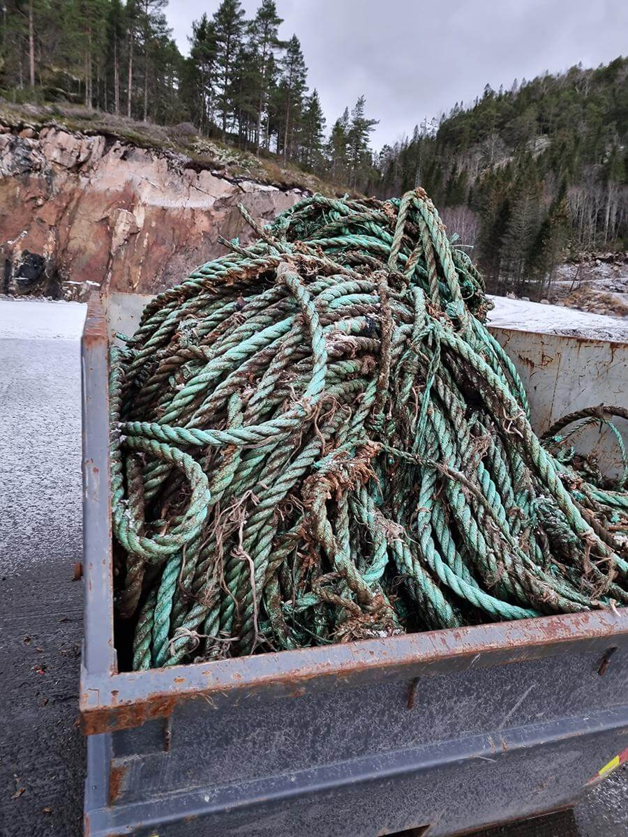 Atskillige metere med tauverk er tatt opp fra de gamle blåskjellanleggene. (Foto: Pål Hågensen)