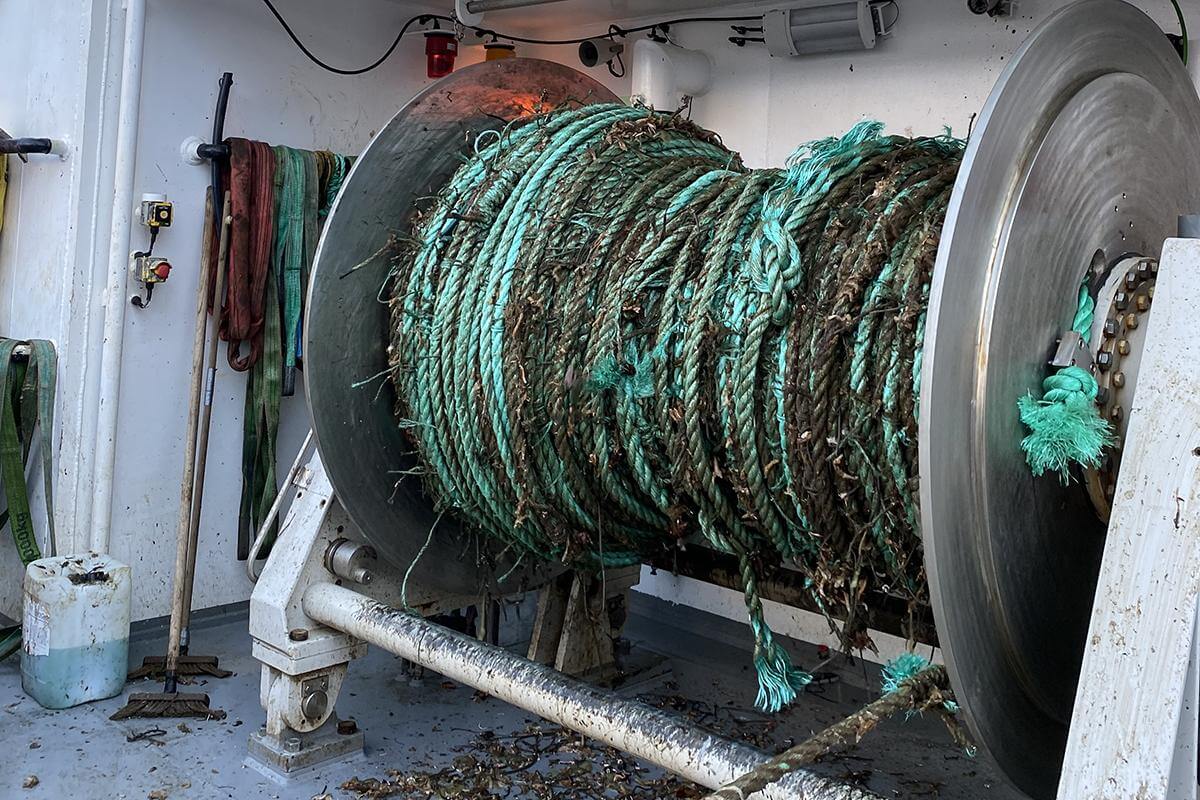 De gamle tauene fra blåskjellanlegget ble vinsjet inn med en kraftig vinsj på MS "Hydra". (Foto: Anita Wiborg)