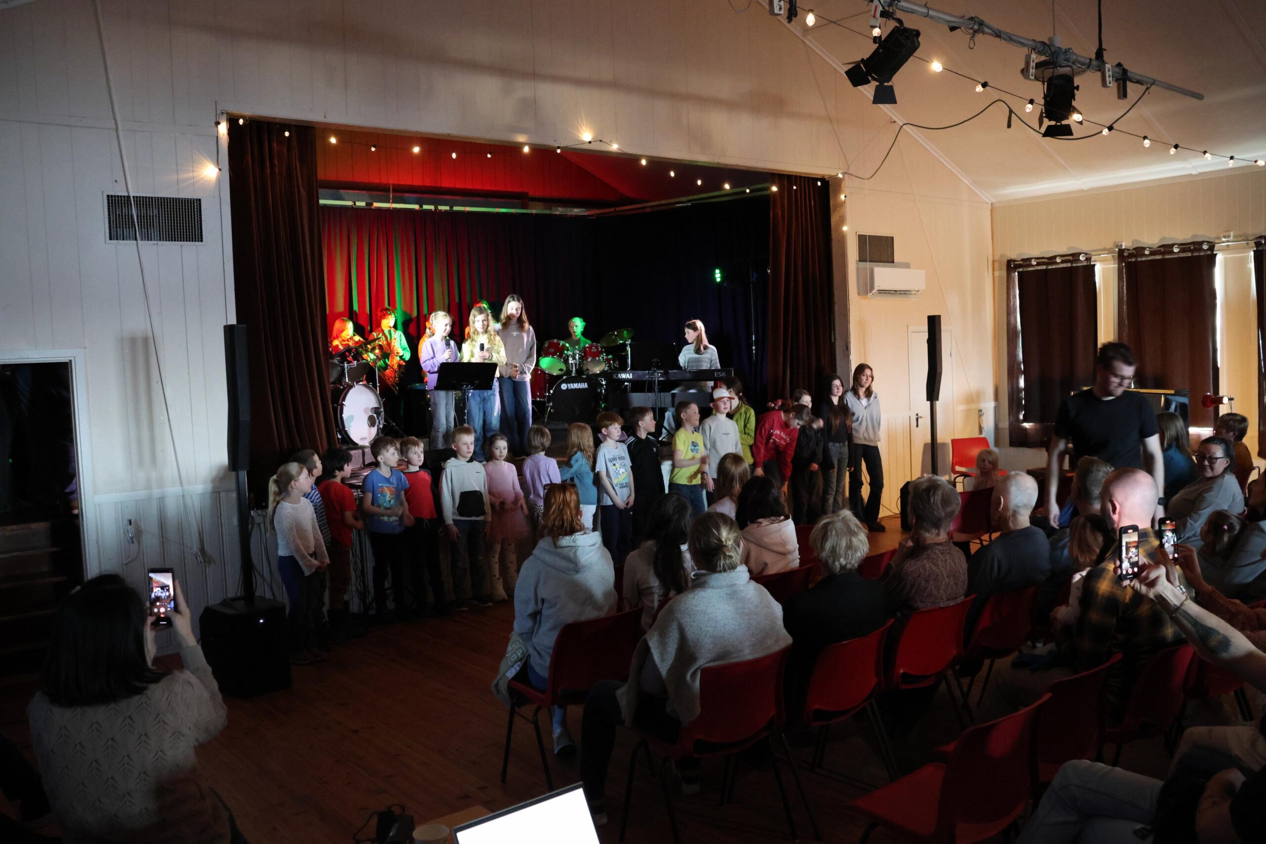 Fellesnummer for alle aktørar: "Månemannen" av Vamp.