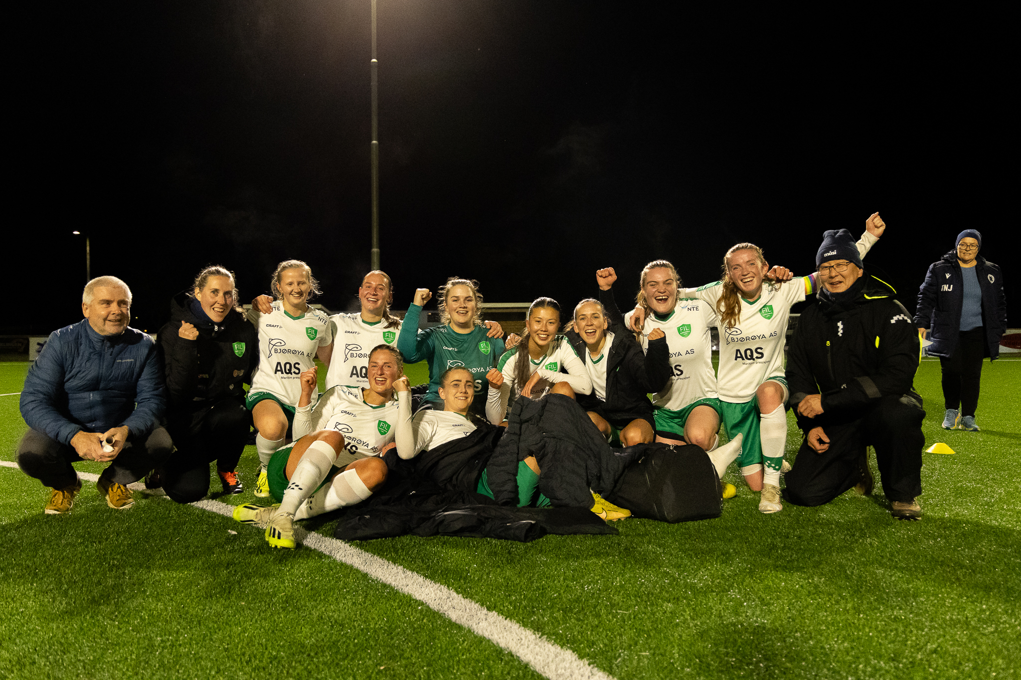 Flatanger-laget som avsluttet sesongen med en kjempekamp. Foran: Judith Thu &Oslash;lberg og Signe Jakobsen. Bak fra venstre: Oppmann H&aring;vard Angen Haarstadstrand, Linn Kjersti Asp&oslash;, Thea Steffensen, Kaja Jarmund, Johanne Kvarsvik, Ylva Haagensen, Charlotte Lein, Lisbeth Kammen, Julie Leithe Devik og trener Lars Haagensen.