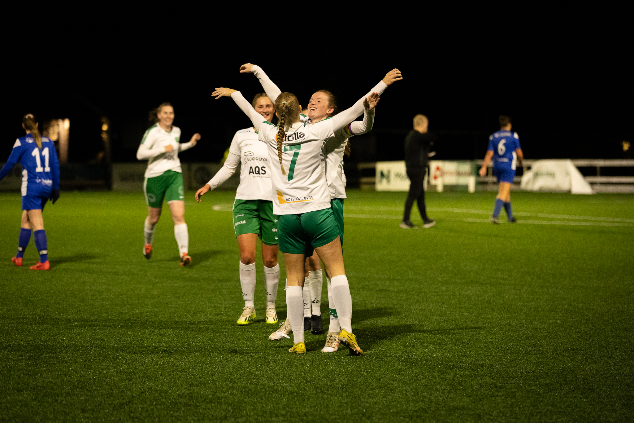 Jubel og gratulasjoner til m&aring;lsk&aring;rer Signe Jakobsen for m&aring;l nr. 100.