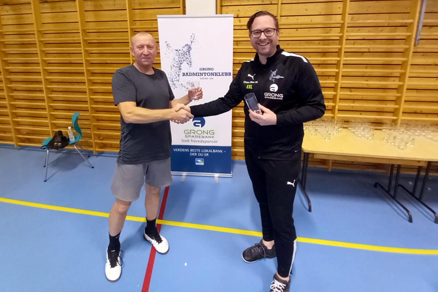 Kastytis Bartusevicius tok andreplass i sin klasse i singel i Grong, og fikk overrakt pokal av arrangøren. (Foto: Privat)