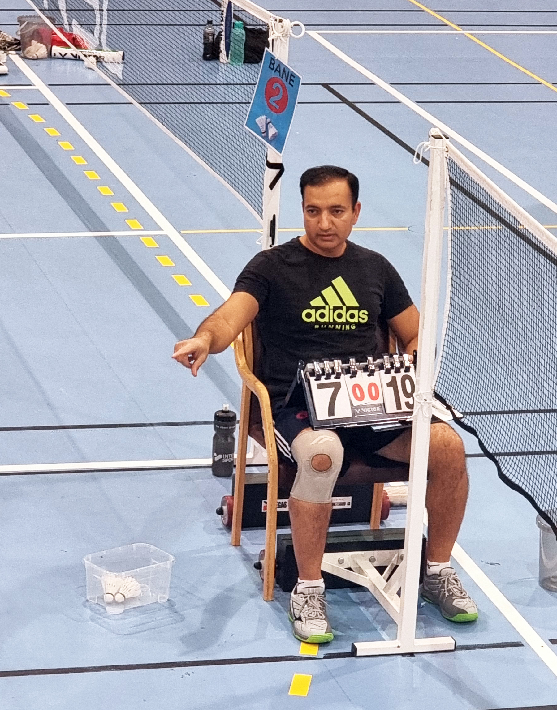 Aamer Shehzad fikk pr&oslash;ve seg som dommer under badminton-turneringa. (Foto: Privat)