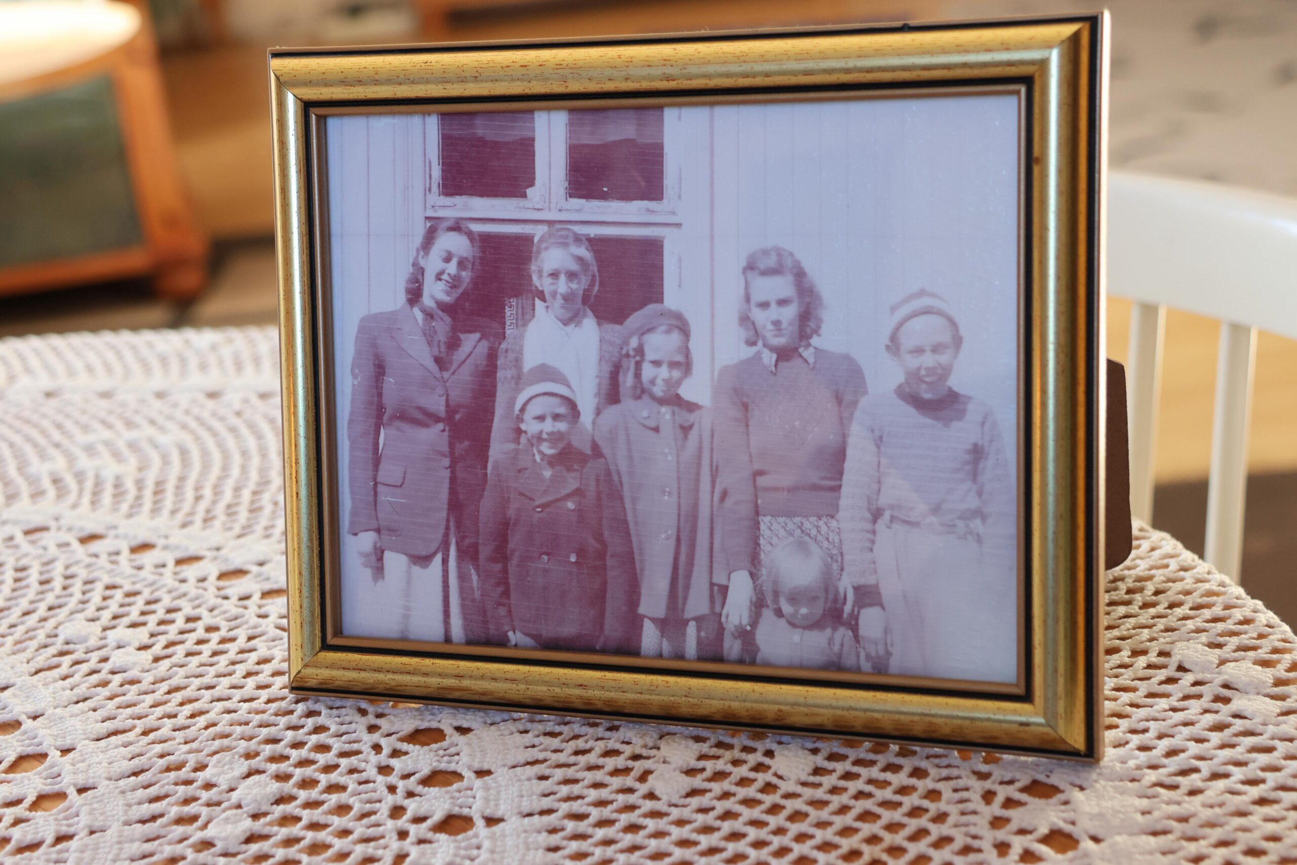 Barndomsminne. På biletet er mora nr. 2 til venstre, Waldemar lengst til høgre. Foto: Privat.