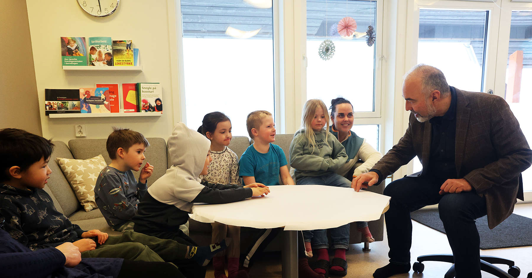 Spennende med eventyr! Fra venstre: Rolf, Daniel, Krasimir, Lotta, Petter, Iben, Oda Dølvik og Johan Einar Bjerkem.