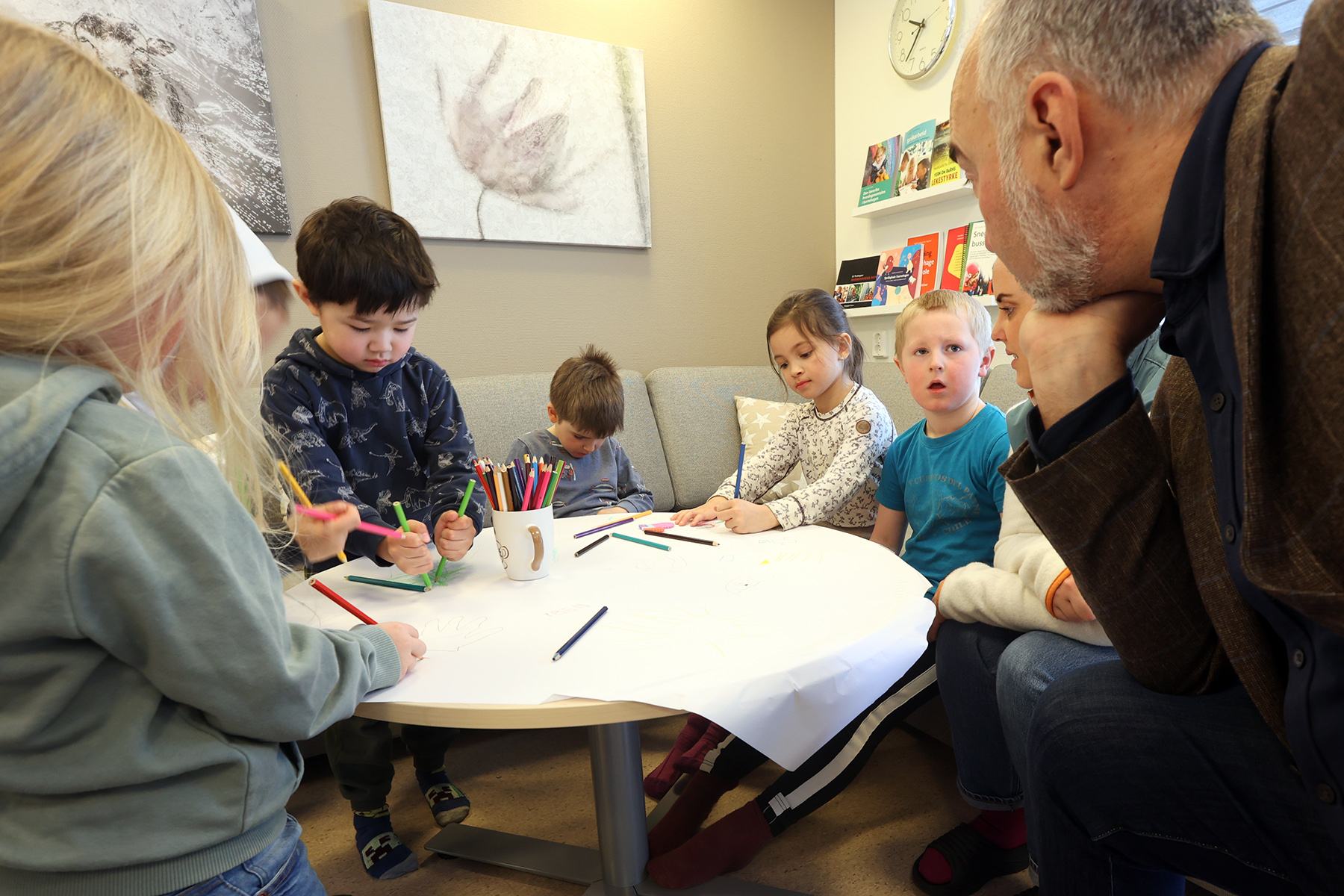 I full sving med tegning, fra venstre: Iben, Krasimir (delvis skjult), Rolf, Daniel, Lotta, Petter og Johan Einar Bjerkem.