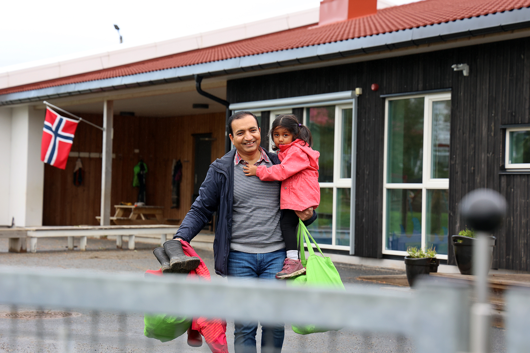 Aamer henter Ania i barnehagen, og som vanlig p&aring; en fredag er det mye som skal v&aelig;re med heim.