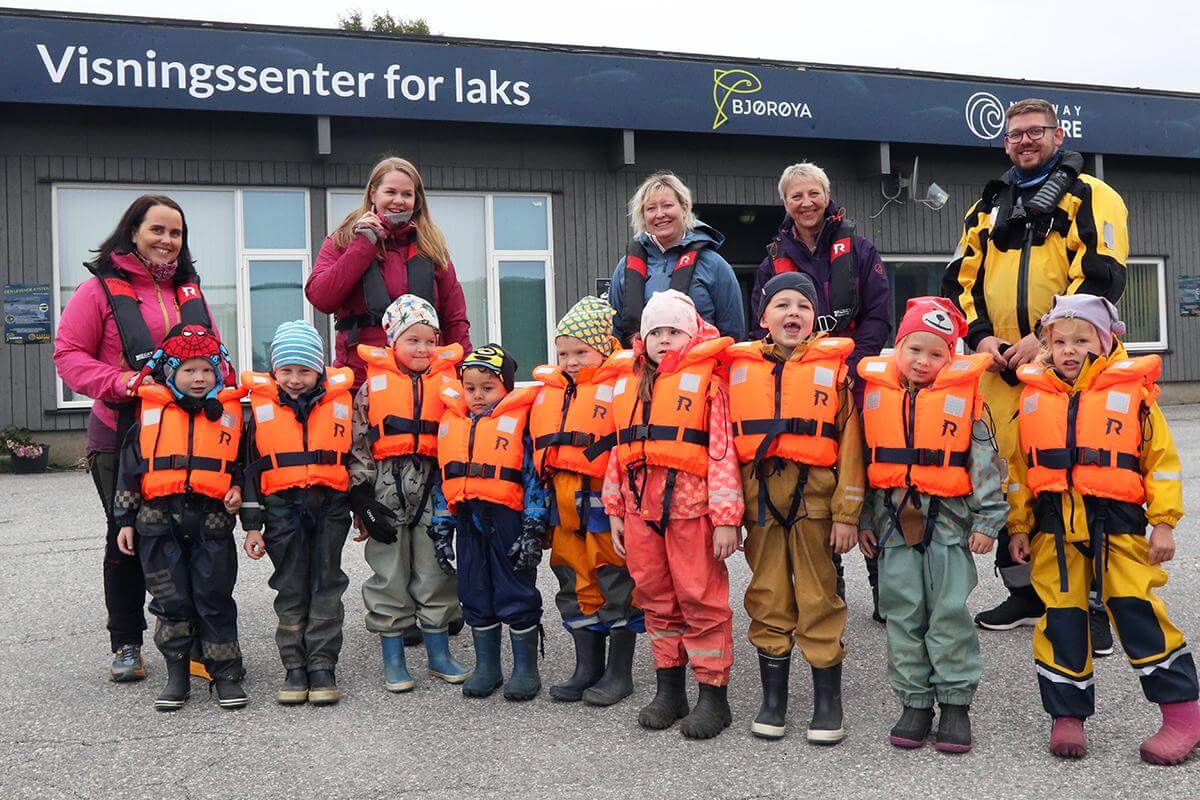 Spente og klare for ribtur, foran fra venstre: Iver, H&aring;kon, Sverre Koldevin, Hamza, Helmer, Nora, Philip, Sonja og Melissa. Bak fra venstre: Oda D&oslash;lvik, Maria Skorstad, Lovise Angen, Birgit S&oslash;rum og Kristian Dahle Klocke.