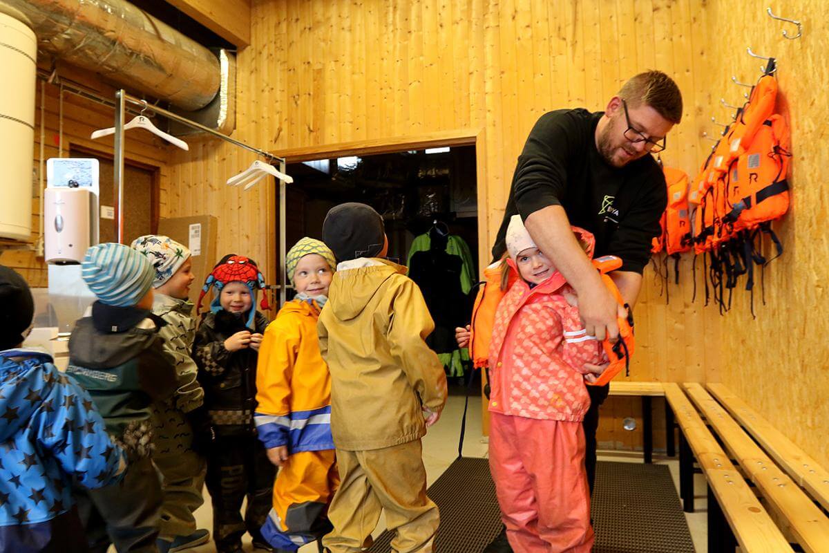 Nora for hjelp med redningsvesten av Kristian Dahle Klocke.