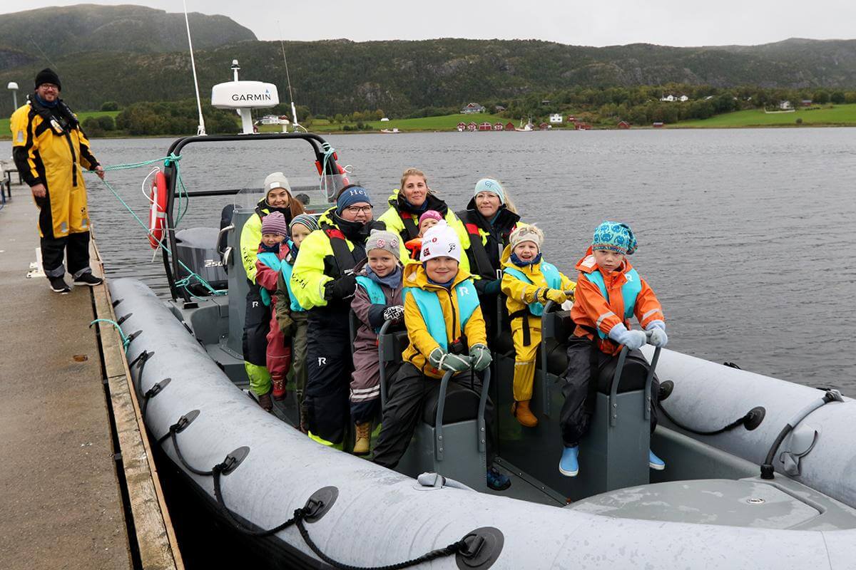 De eldste p&aring; Gammelstua g&aring;rdsbarnehage i Overhalla klare for ribtur ut til oppdrettsanlegget.