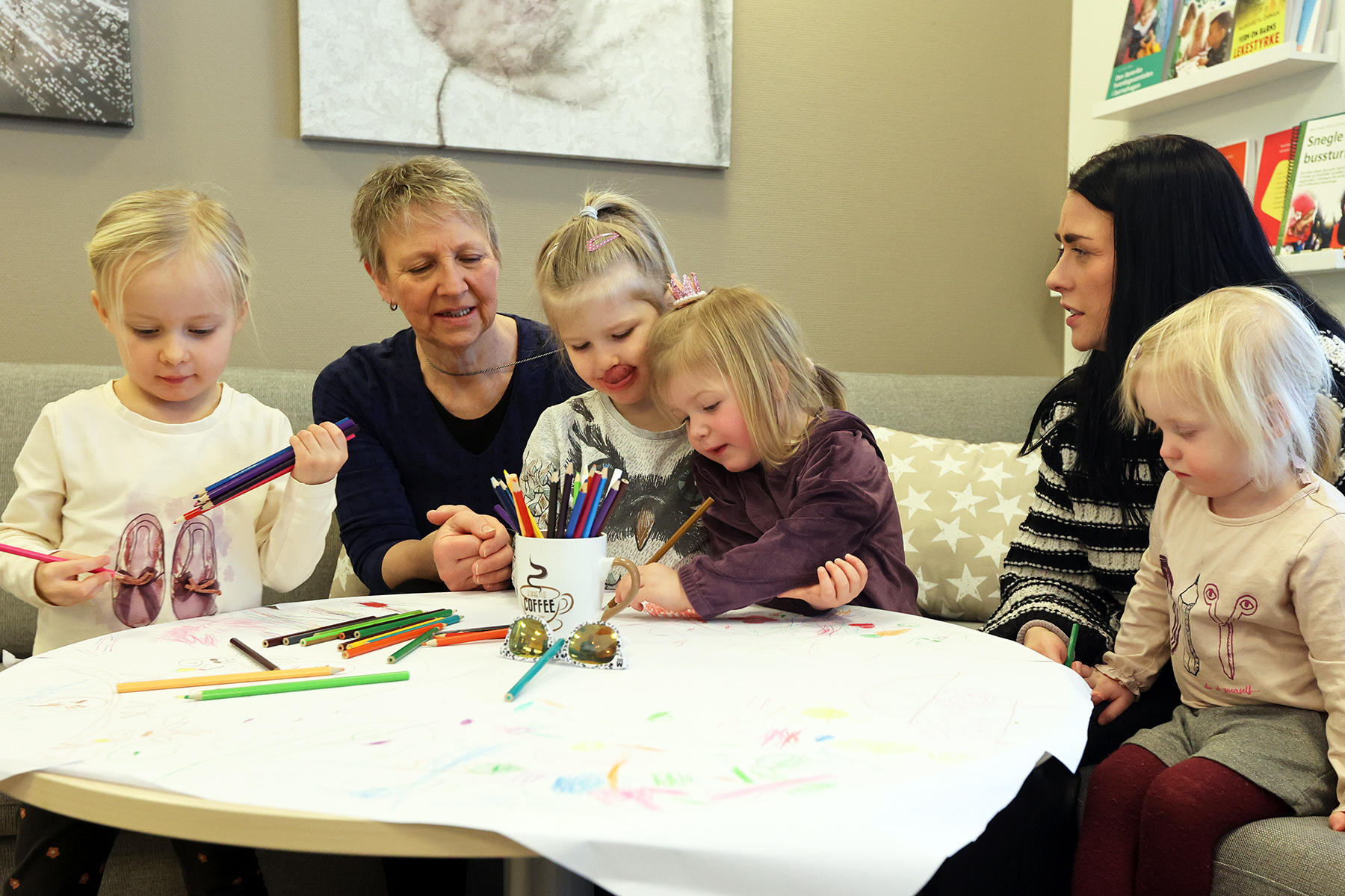 Kristine, Frøya, Sofie Elise og Hermine fikk tegne hva som var bra med Flatanger. Birgit Sørum og Ida Eline Torgersen hjelper til.