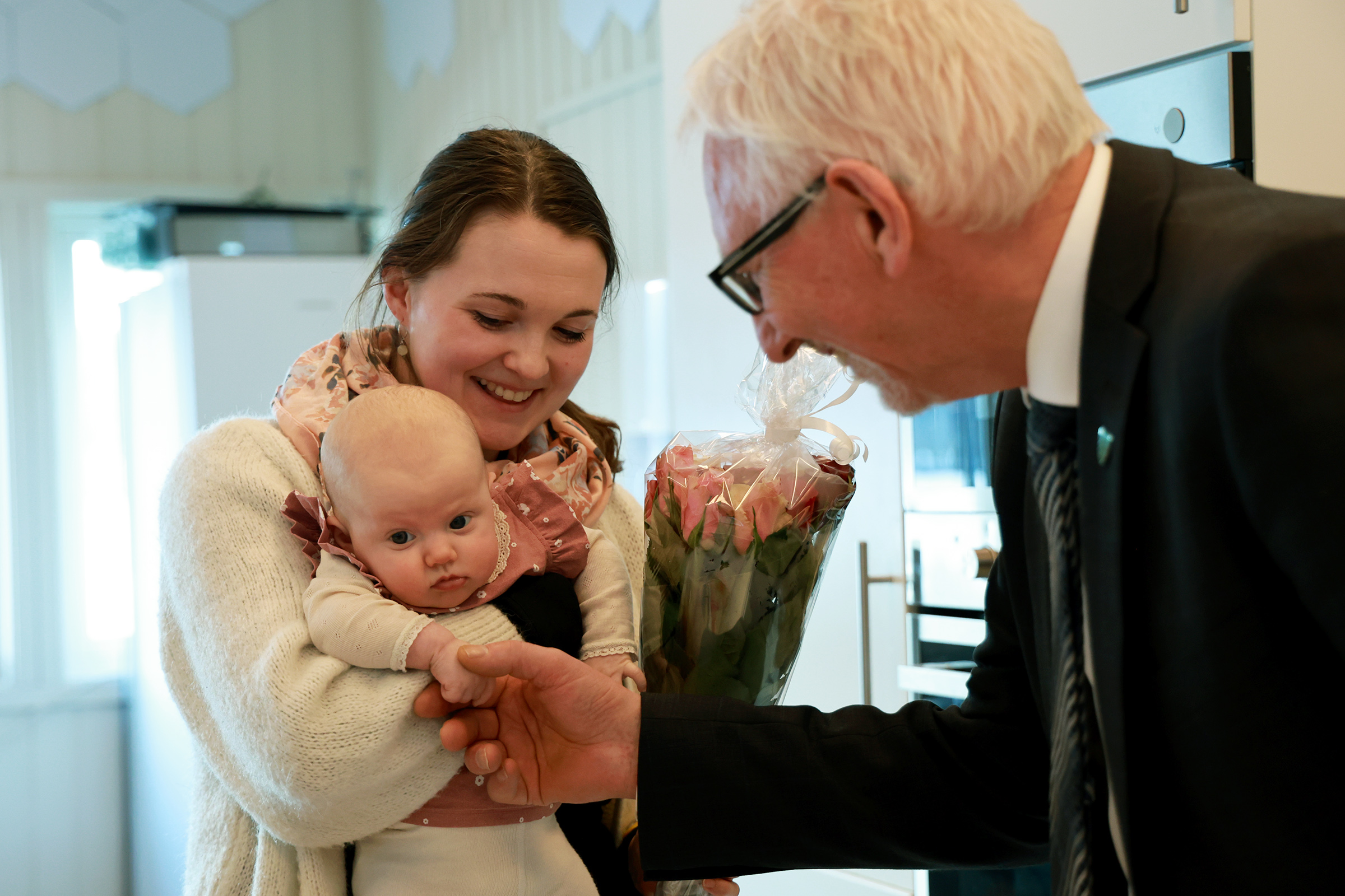 Lille Evelyn Aurora og mamma Elisabeth Holmen ble &oslash;nsket velkommen av ordf&oslash;rer Olav J&oslash;rgen Bj&oslash;rk&aring;s.