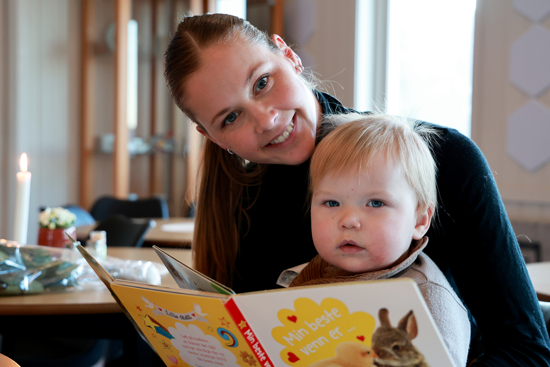 Konrad er eldst i kullet, og fyller ett &aring;r i februar. Han ble fort interessert i boka som han og mamma Emilie Valstad fikk av kommunen.