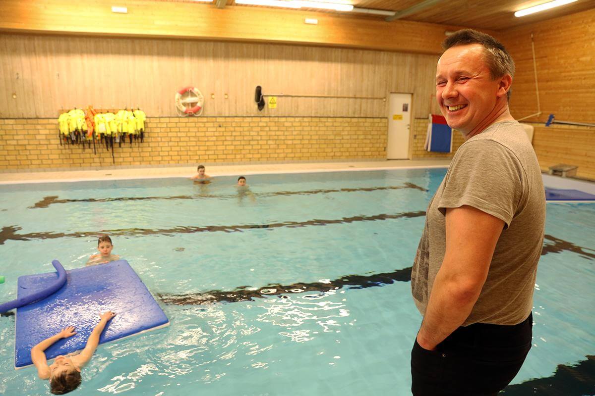 Ketil Hanssen oppfordrer folk til å benytte tilbudet om familiebading.