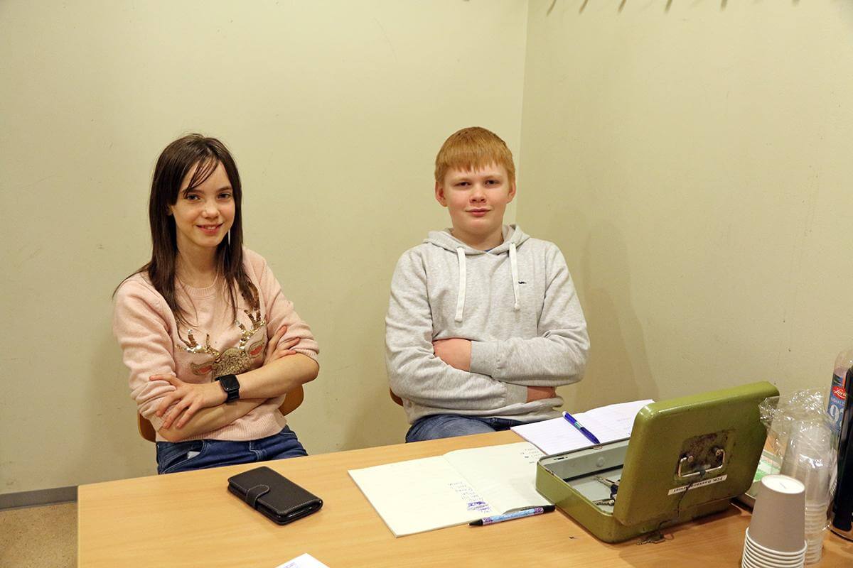 Ayla-Leonora Aune og Magnus Tyldum Ribsskog i 9. klasse solgte billetter, kaffe og saft under familiebadinga.