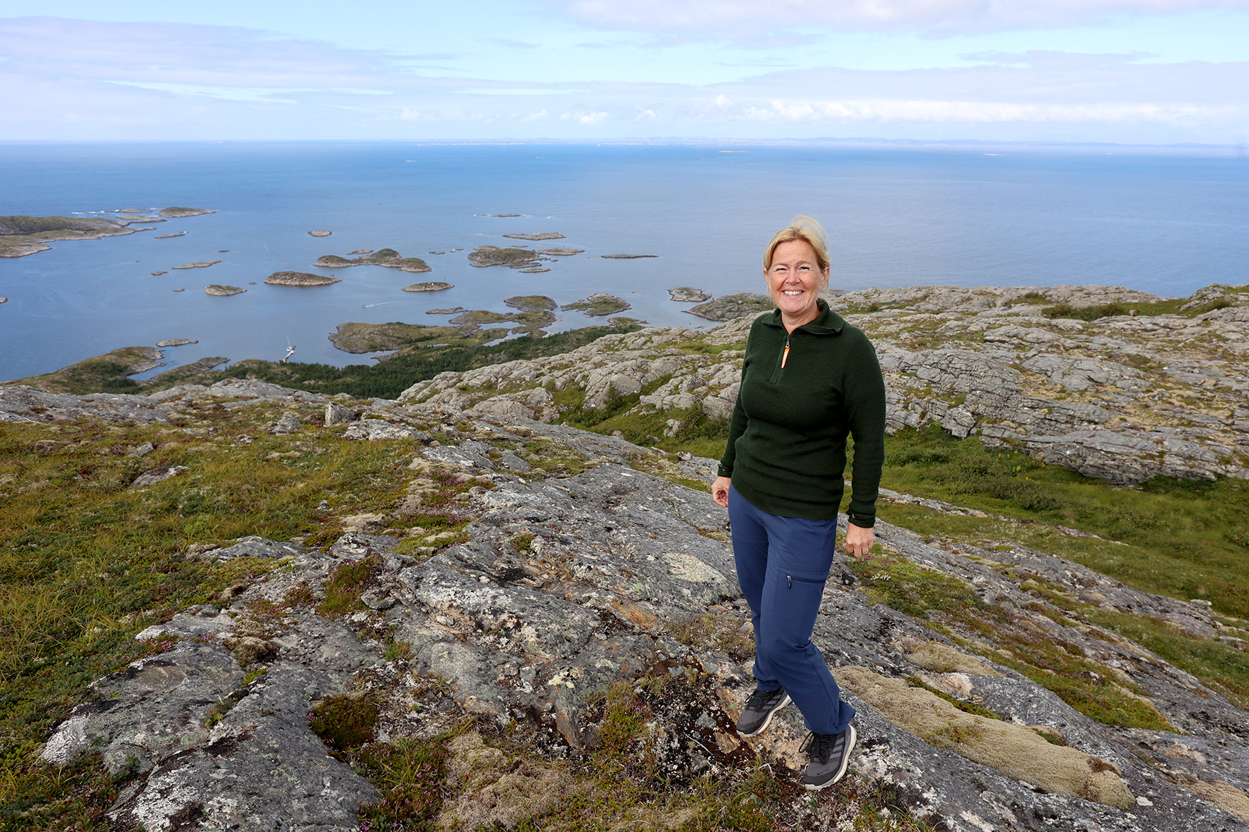 Beate Ramberg Myren i Utvorda og Sitter grendelag h&aring;per det her skal komme i trapp opp til utsiktshytta 274 meter over havet - der utsikten er spektakul&aelig;r.