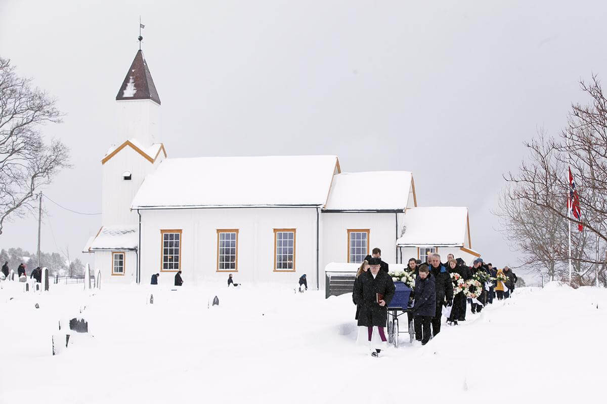 Per Anton Løfsnæs ble ført til det siste hvilested ved Løvøy kirke.