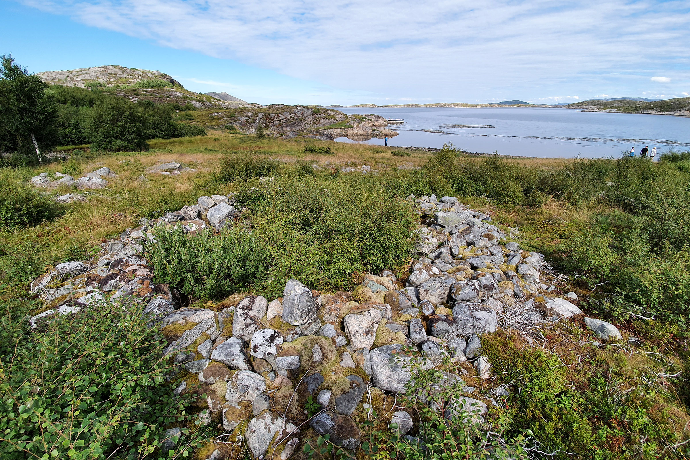 I Bengst&oslash;vika p&aring; Halm&oslash;ya finner vi spor etter et fiskev&aelig;r med bosetting i yngre jernalder, i folkevandringstida rundt &aring;r 400 etter Kristus. 