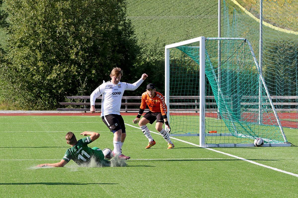 Benjamin Lein Fugl&aring;r i farlig posisjon foran Neset-m&aring;let. (Foto: Hanne Marie Tyldum Ribsskog)