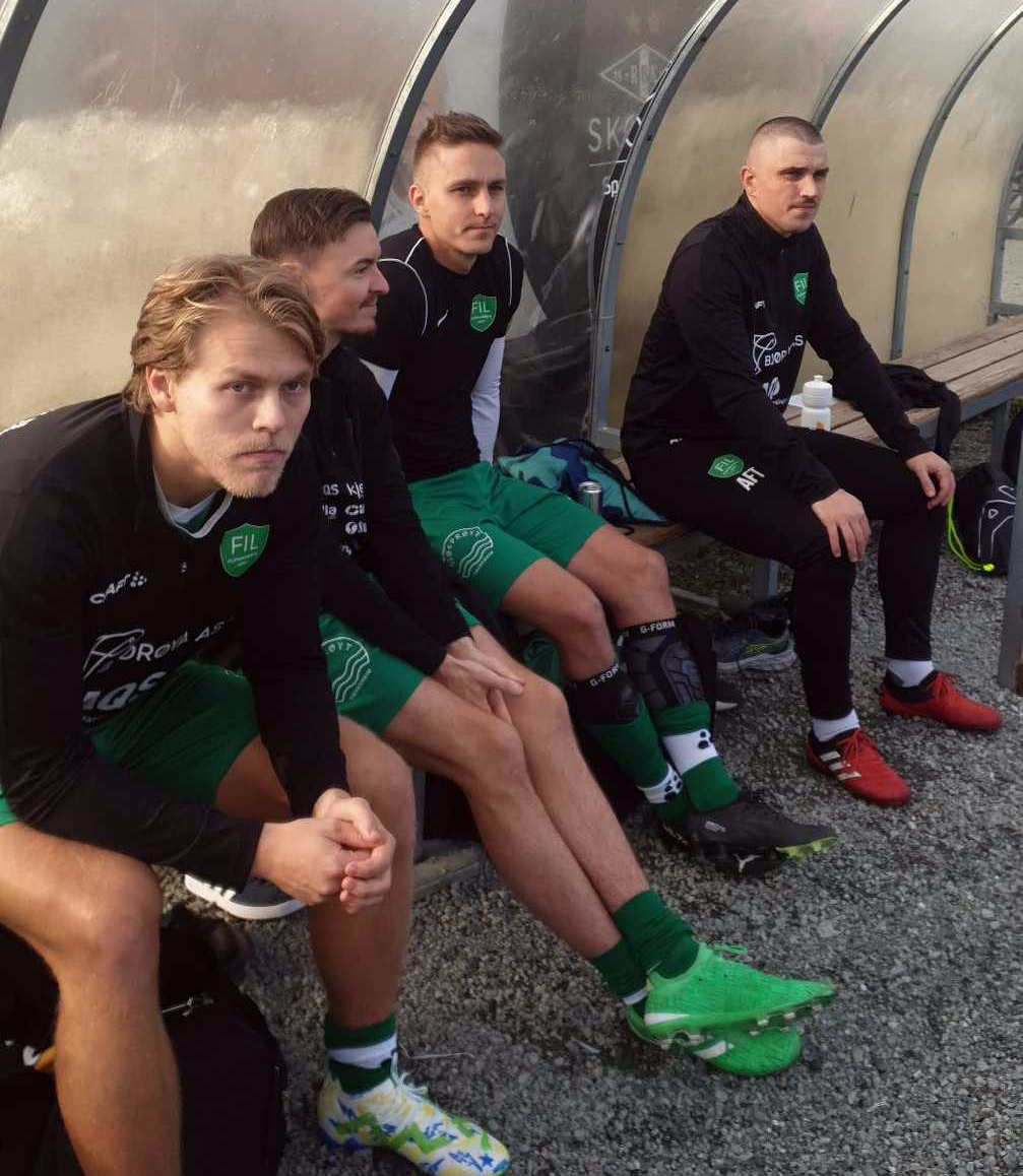 De følger spent med fra benken, fra venstre: Bendik Sæther, Tommy Torgersen Skorstad, Petter Larsen Stolsmo og Arne Faksdal Tingstad. (Foto: Håvard Angen Haarstadstrand)