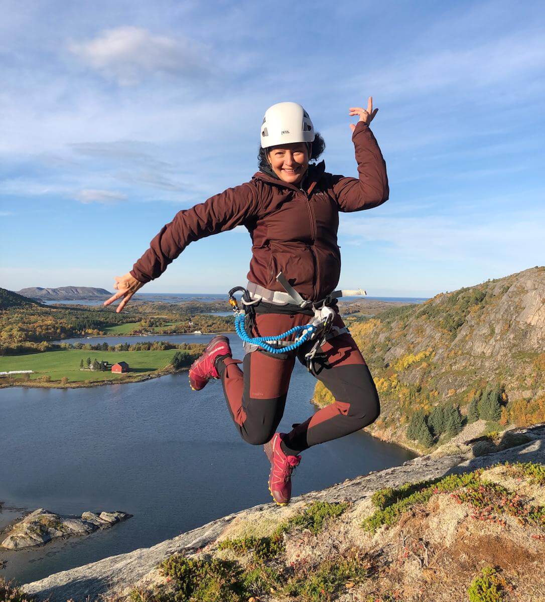 Bente Snildal jubler over at Flatanger og Namdalskysten får topp reklame i "71 grader nord". Her fra toppen av Via Ferrata-en på Strøm (Foto: Privat)